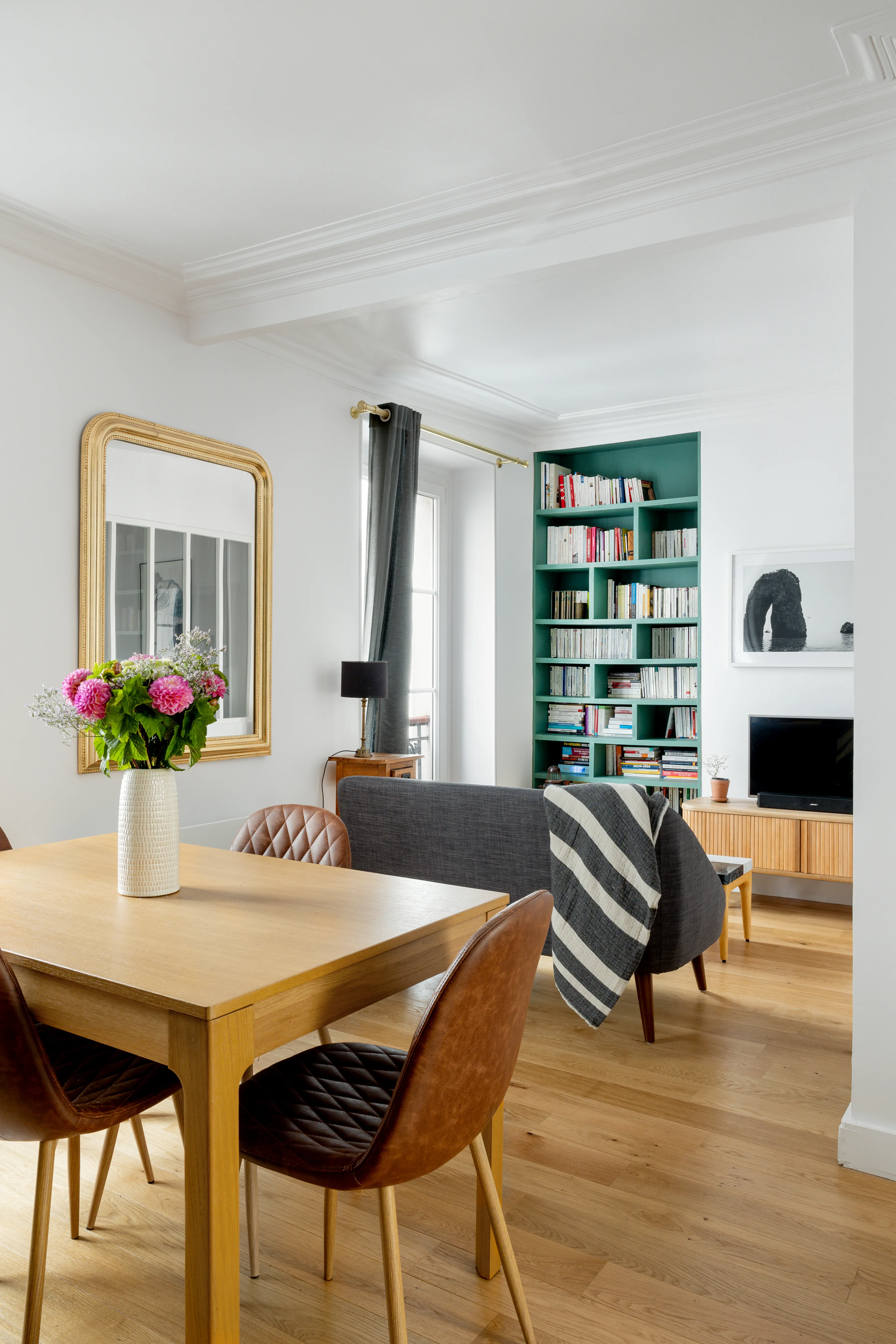 Séjour rénové avec bibliothèque sur mesure — projet Goncourt