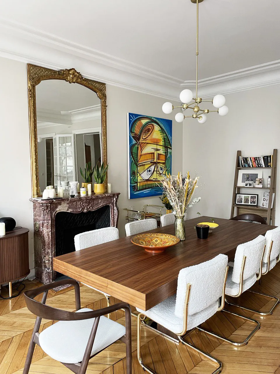 Le salon haussmannien avec l'œuvre de Panik