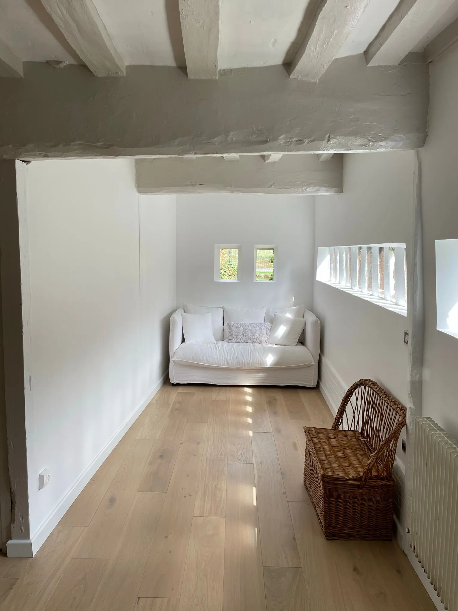 Séjour rénové avec poutres apparentes — projet Normandie