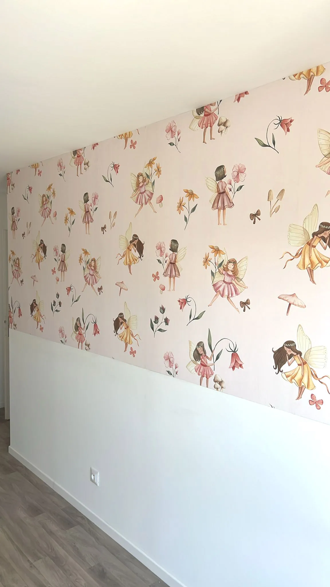 Chambre enfant avec papier peint