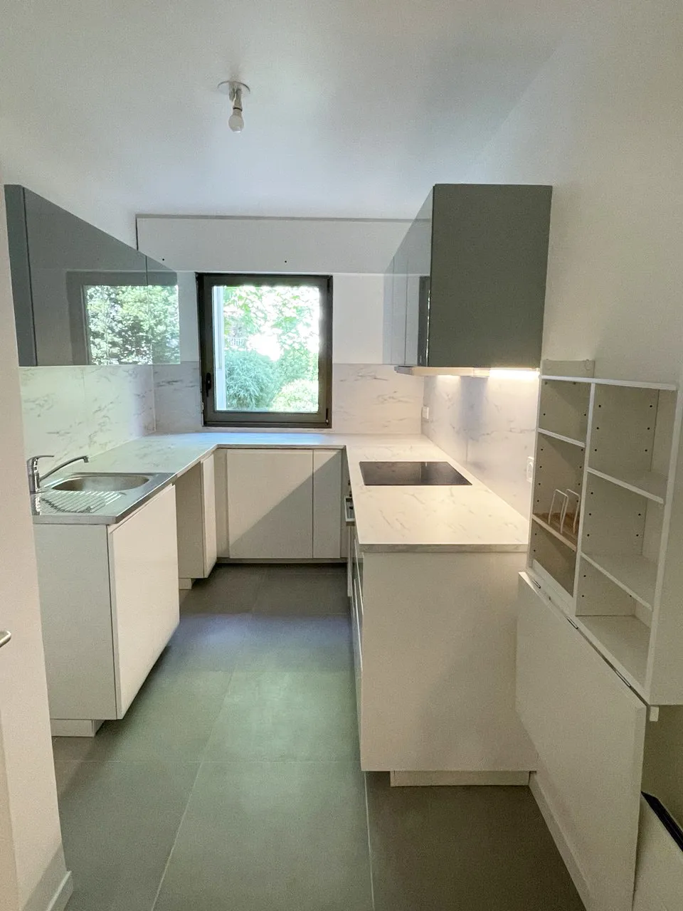 Après travaux : cuisine en U avec nouveau carrelage